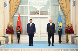 习近平同哈萨克斯坦总统举行会谈