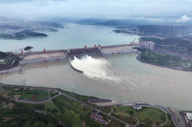 多地强降雨持续 三峡水库今年首次开闸泄洪