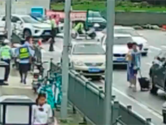 小轿车溜车差点撞人 巡逻女辅警秒冲“力抗千钧”