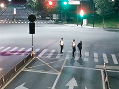 杭州 从天黑走到天亮 民辅警暖心护送百岁老人