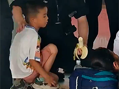 女子晕倒在杭州东站 民警抱着香蕉狂奔救援