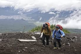 日本富士山静冈县一侧登山路线开放5天 4名游客死亡