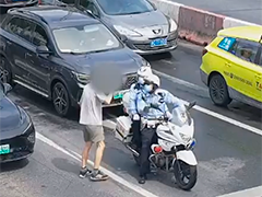 上海孕妇临盆情况危急 交警早高峰开辟生命通道