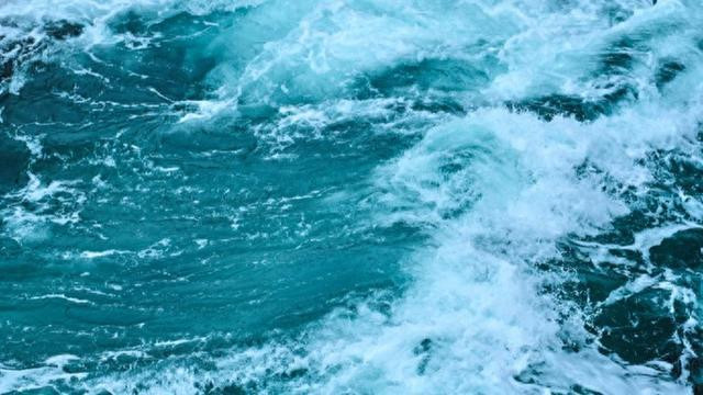 一油轮在阿曼附近海域倾覆 16人失踪