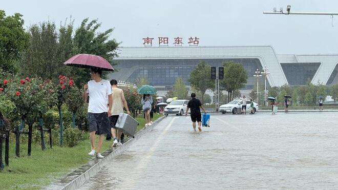 鲁豫多地暴雨 各地全力应对