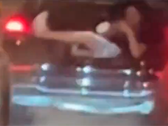 女子横卧后备厢拍视频被警方批评教育