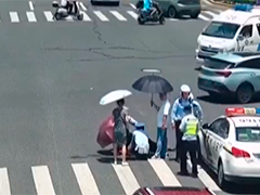 老人在斑马线上晕倒 警民及时伸援手