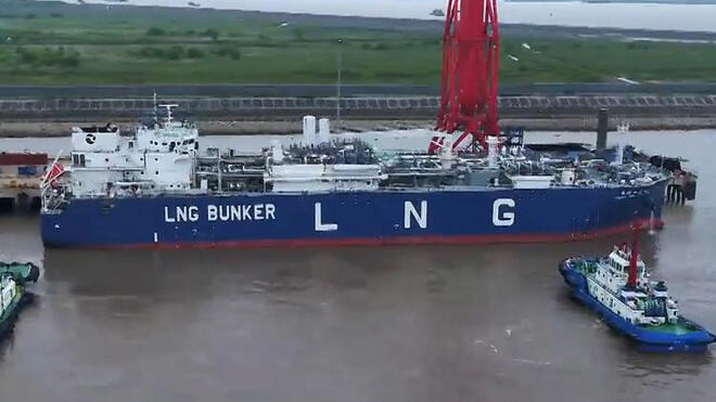 全球首款中国首制 江海直达型LNG加注运输船命名交付