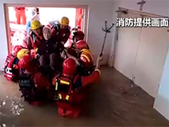河南强降雨致积水严重 消防紧急救援