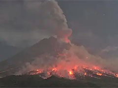印尼默拉皮火山发生喷发