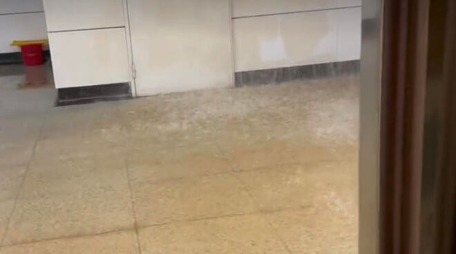 上海地铁12号线天潼路站水管爆裂 部分站台变“水帘洞”