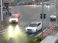 新生儿突发严重呛奶 民警一路暖心护送