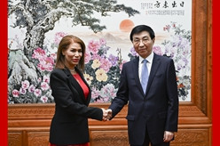王沪宁会见中美洲议会议长