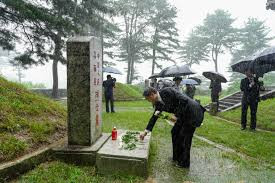 中国驻朝鲜使馆祭扫中国人民志愿军云山烈士陵园