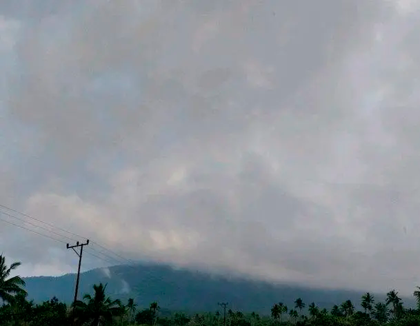 印尼勒沃托比火山持续喷发 附近村庄受影响