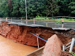 江西定南洪水掏空路基 路面发生坍塌