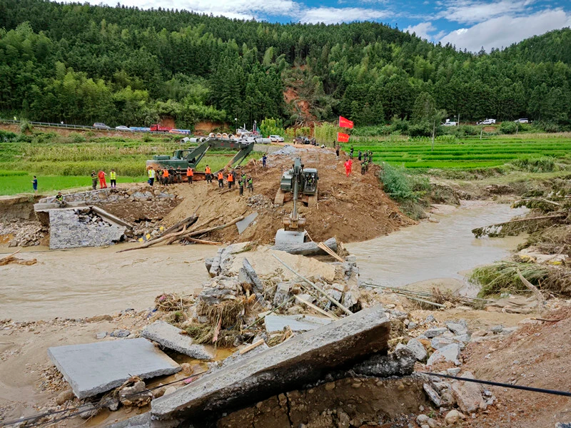 湖南资兴 已抢修恢复道路8条 正抓紧恢复通电