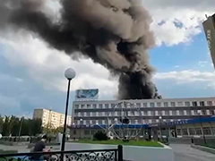 俄罗斯叶卡捷琳堡市一化工品厂起火
