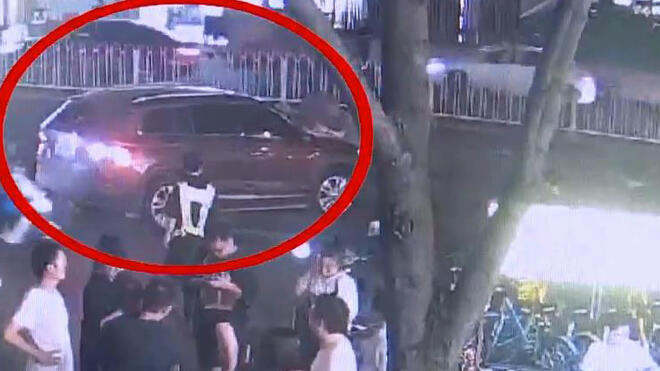 湖南长沙 好友“以身拦车”劝阻司机莫酒驾