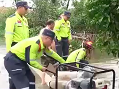 重庆多地出现暴雨 强降雨致民房被淹 排涝抢险进行中