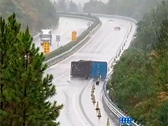 南龙高速 雨天不减速 小车撞护栏