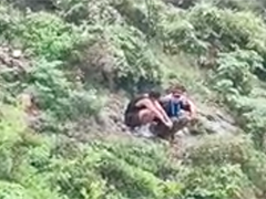 江苏徐州 三名大学生登山不慎滑落 消防紧急救援