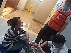 上海地铁乘客中暑晕厥 驻站民警紧急施救