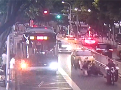 篮球滚到马路上 驾驶员躲避不及酿车祸