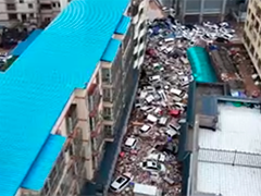 陕西志丹200多辆车被山洪冲到街面 堵塞交通