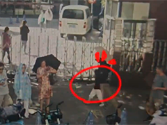 上海女童出门找妈妈 结果迷路“困”在路中央