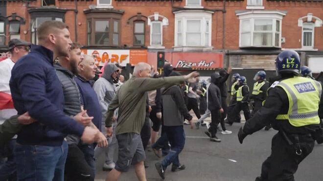 英国多地爆发13年来最大规模骚乱 超过400人因涉及骚乱被逮捕