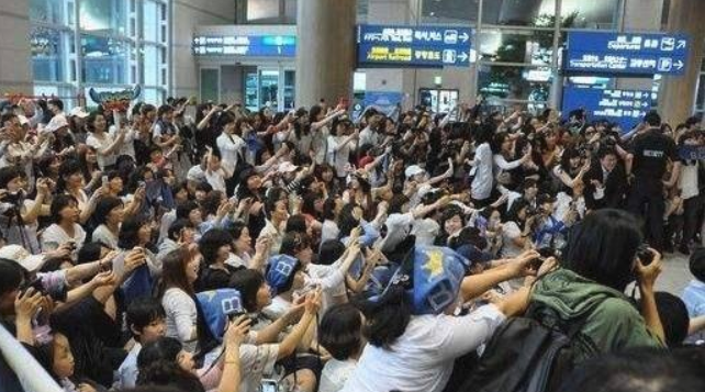 疯狂“追星”扰乱机场秩序 数百粉丝被警方处罚 首都机场警方今年已处理追星扰序案40余起