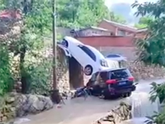 北京平谷 暴雨引发山洪 塔洼村道路房屋车辆受损
