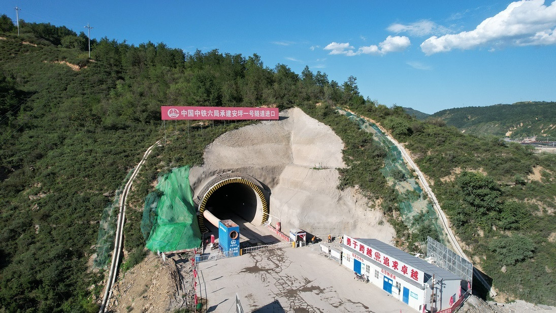 陕西铜川 西延高铁全线最长隧道顺利贯通