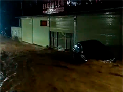 广西靖西强降雨致7名群众被困 民警紧急救援除险情