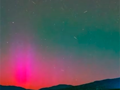 新疆 罕见!极光与英仙座流星雨同框