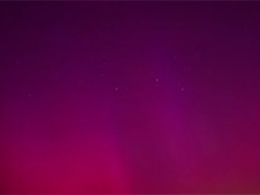黑龙江漠河 璀璨极光与英仙座流星雨闪耀夜空