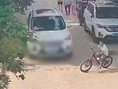 飞奔式过马路极易引发交通事故