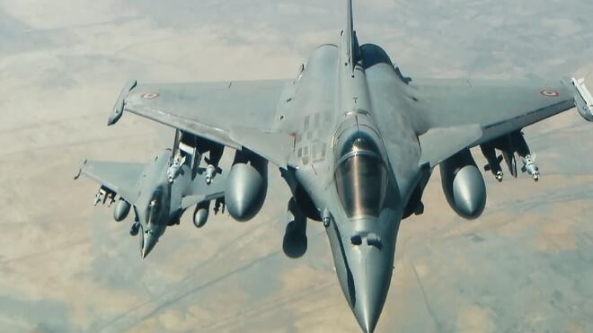 法国两架“阵风”战斗机在空中相撞