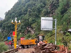 四川强降雨引发泥石流 318国道一度中断