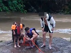 浙江温州暴雨致河水上涨4人被困 消防紧急救援