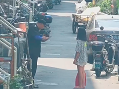 父女争执后女孩迷路 警民接力暖心照顾