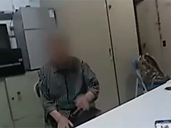 上海九旬老人地铁站走失 民警陪伴帮忙找家人