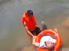 老人被河水冲走 民警奋不顾身跳水救人