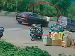 山东滨州 女子被卷车底 众人抬车救人