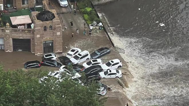 大连暴雨致城区积水 市政部门紧急抢险救援