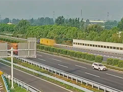 司机高速走错岔口后持续倒车4分钟被罚