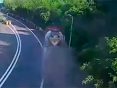 重庆 货车司机开车犯困 车辆失控冲出路面