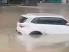陕西铜川 遭遇短时暴雨冰雹天气 道路积水车辆被淹