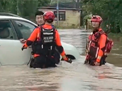 河北秦皇岛 强降雨致人员被困 消防紧急转移群众